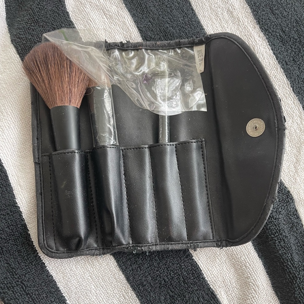 New Sephora Professional Set of 3 Makeup Brushes with Roll Up Carrying Case